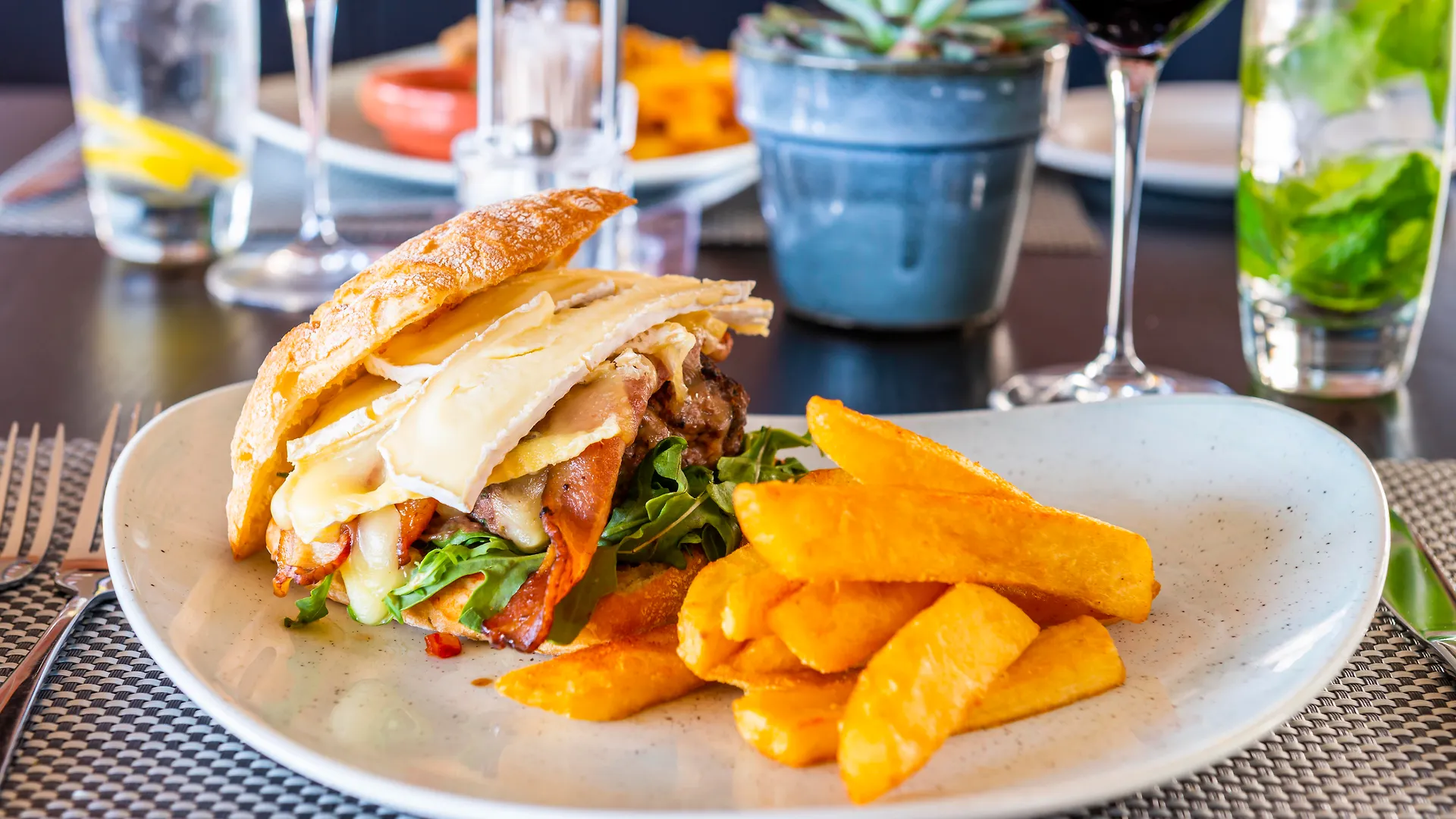 Aparthotel Aha Harbour Bridge Hotel & Suites Cape Town